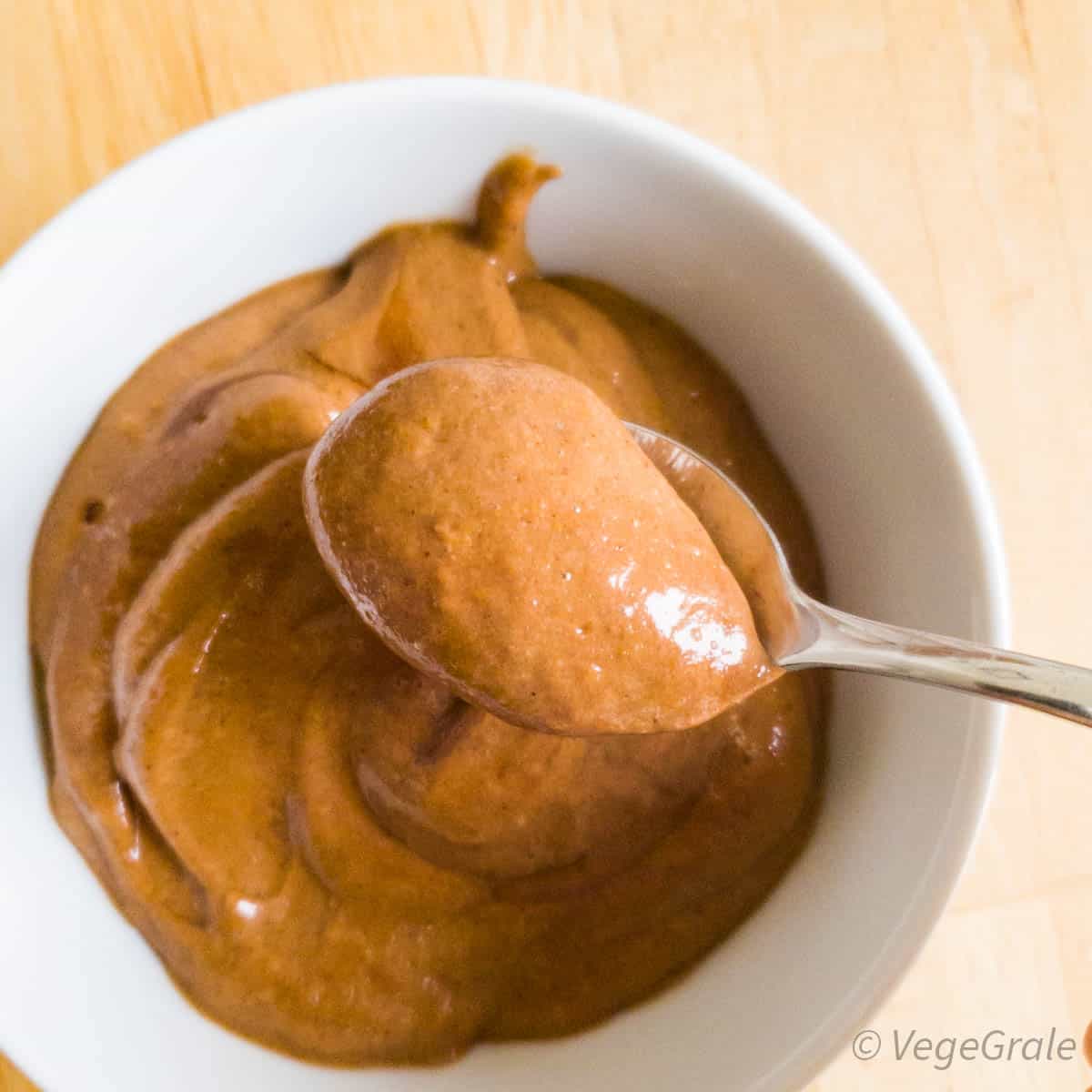 budino al cacao a base di cachi appena frullato in ciotolina e su cucchiaino