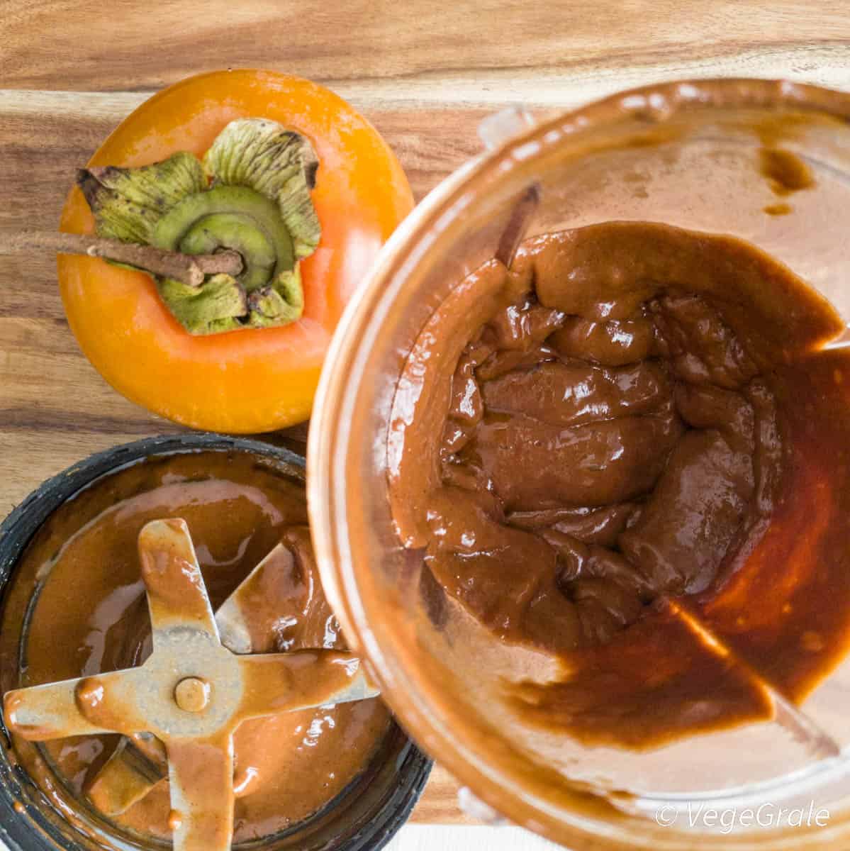 budino di cachi e cacao appena frullato nel frullatore, si vede consistenza cremosa