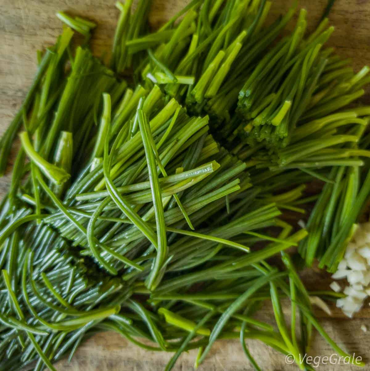 Gli agretti sciacquati sono stati tagliati su un tagliere dividendoli in tre parti di circa 5 o 6 centimetri.