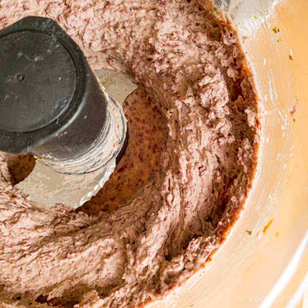 Paté vegetale appena frullato nel robot di cucina.