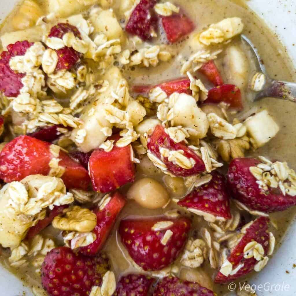 Muesli misto con frutta secca. Il latte vegetale è marroncino, grazie al mix di spezie che l'ha colorato.