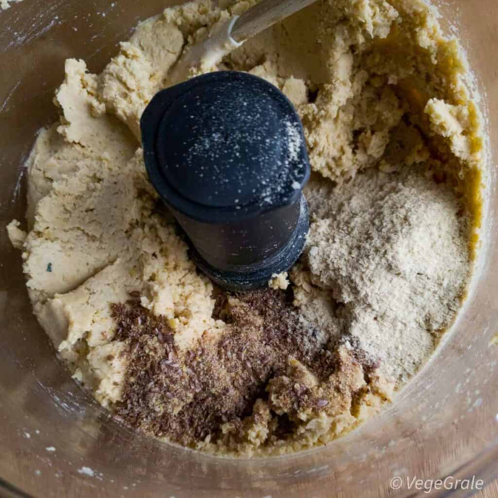 crema di ceci nel robot a cui si aggiungono semi di lino, lievito alimentare e olive (non visibili in foto).