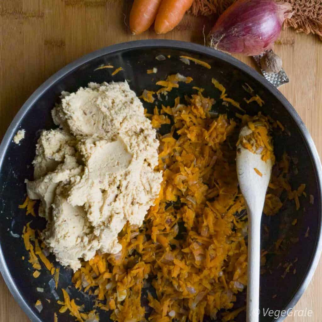Nella padella pronti per essere mischiati la crema di ceci e le verdure cotte.