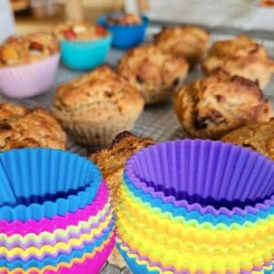 foto muffin nel retro, d'avanti due pile di pirottini in silicone colorati da muffin