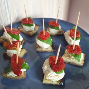 Bocconcini di melanzana con ricotta vegana di tofu, basilico e pomodoro secco